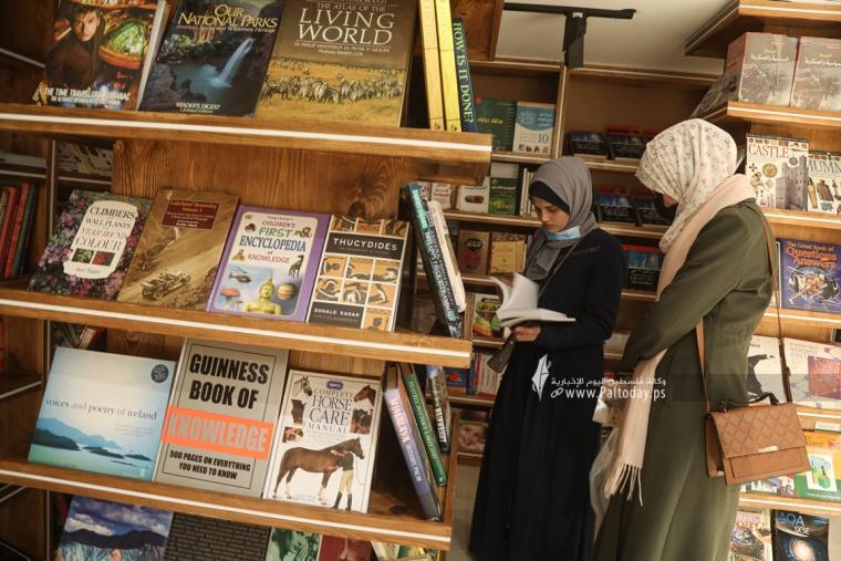 مكتبة سمير منصور أحد أكبر المكتبات في قطاع غزة (7).JPG