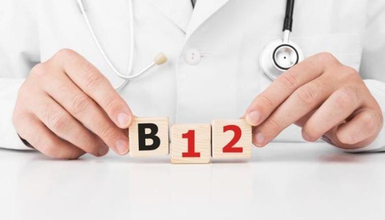نقص فيتامين B12.
