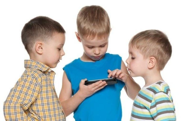 أطفال يلهون على هاتف ذكي.jpg