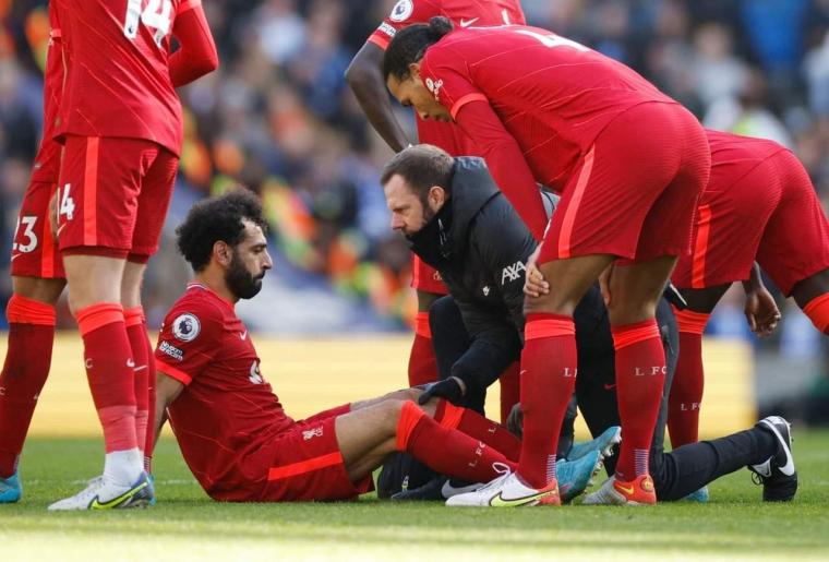 فيديو.. إصابة النجم محمد صلاح في مباراة برايتون اليوم