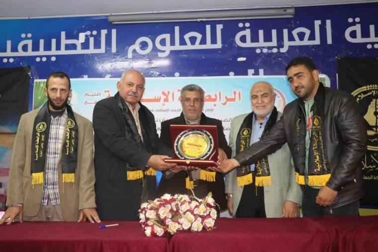 الرابطة الإسلامية تكرم الطلبة المتفوقين في الكلية العربية برفح