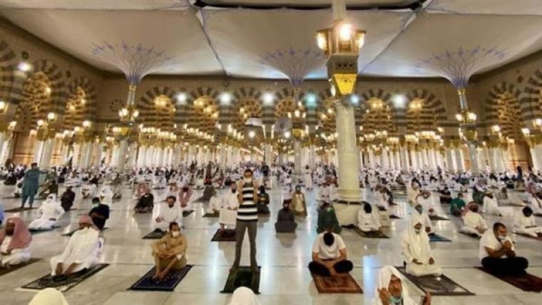 "السعودية" تصدر قراراً يمنع المواطنين من بث الصلوات من المساجد