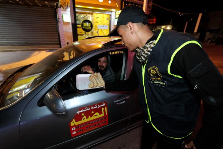الجهاد توزع الحلوى احتفاء بعملية تل أبيب (6).jpg