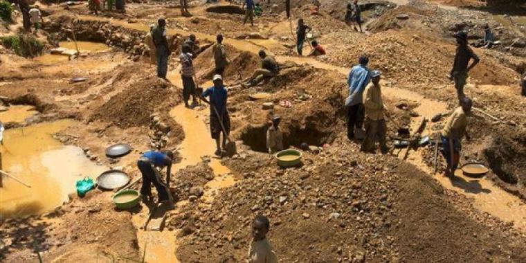 مصرع 13 شخصاً بانهيار بئر للتنقيب عن الذهب بالسودان