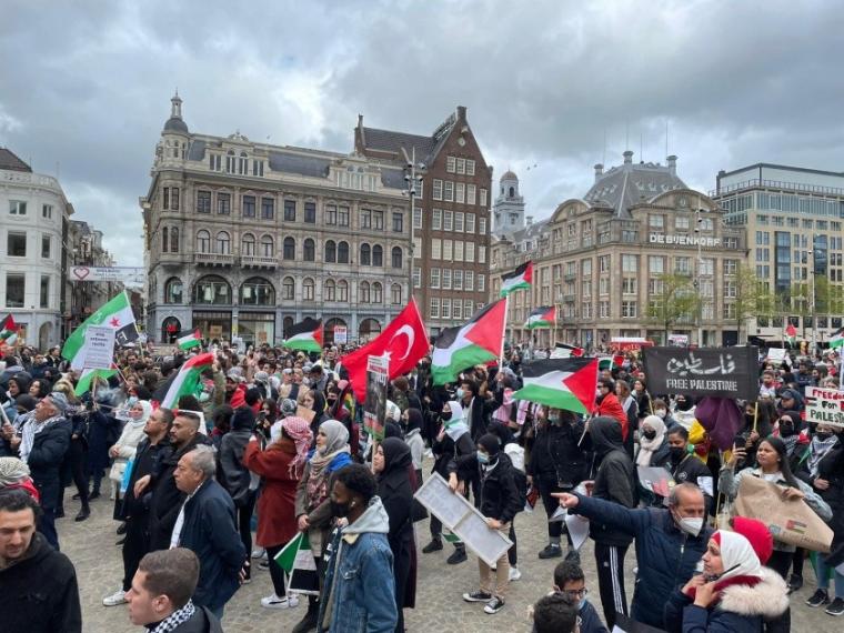 الجالية-الفلسطينية-في-هولندا-تنظم-وقفة-جماهيرية-حاشدة-دعما-للشعب-الفلسطيني1-1621709915.jpg