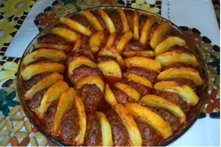 صينية البطاطس باللحمة.