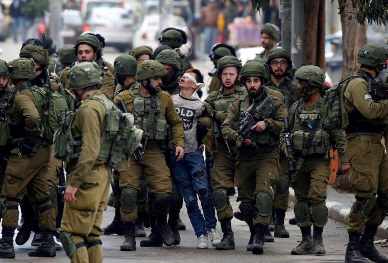 جنود الاحتلال يعتقون فتى فلسطيني.jpg