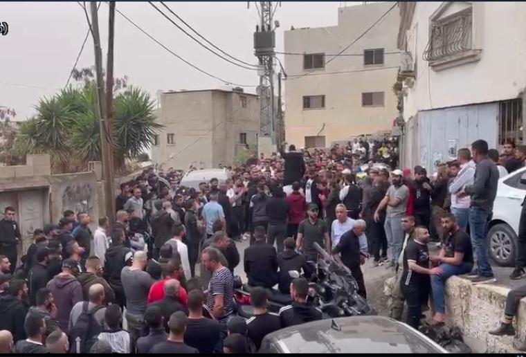 هتافات امام منزل الشهيد.JPG