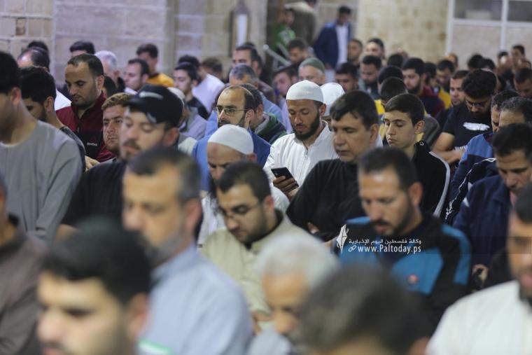 آلاف الفلسطينيين يحيونليلة القدرفي المسجد العمري بغزة (16).JPG