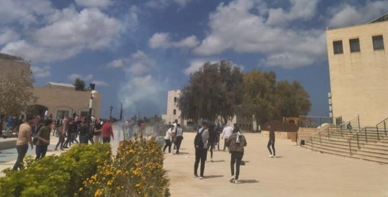 اقتحام الاحتلال لجامعة خضوري وإصابة عدد من طلبتها