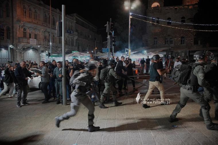 مواجهات بين الشبان و قوات الاحتلال في منطقة باب العامود (7).jpg