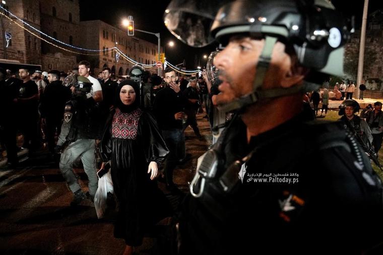 قوات الاحتلال تعتقل فتاة من الشيخ جراح