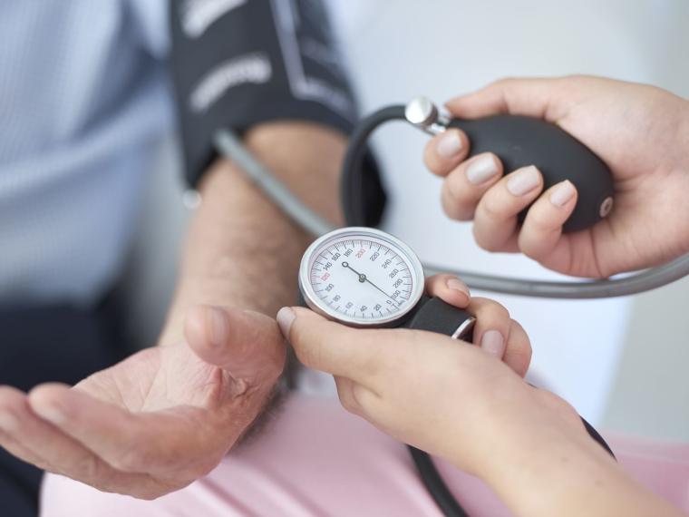 كيف نتخلص من الصداع الناجم عن ارتفاع أو انخفاض ضغط الدم؟