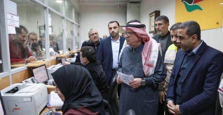 ما مصير المنحة القطرية وصرف 100 دولار بعد مغادرة السفير القطري غزة