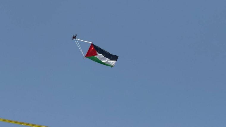 طائرة درون تحمل علم فلسطين فوق باب العامود.jfif