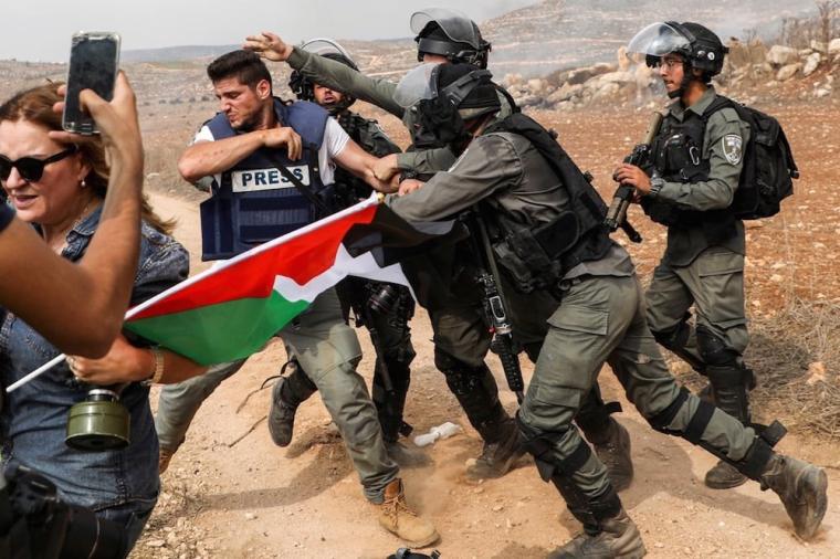 الاحتلال ينتهك حقوق الصحفيين.jpg