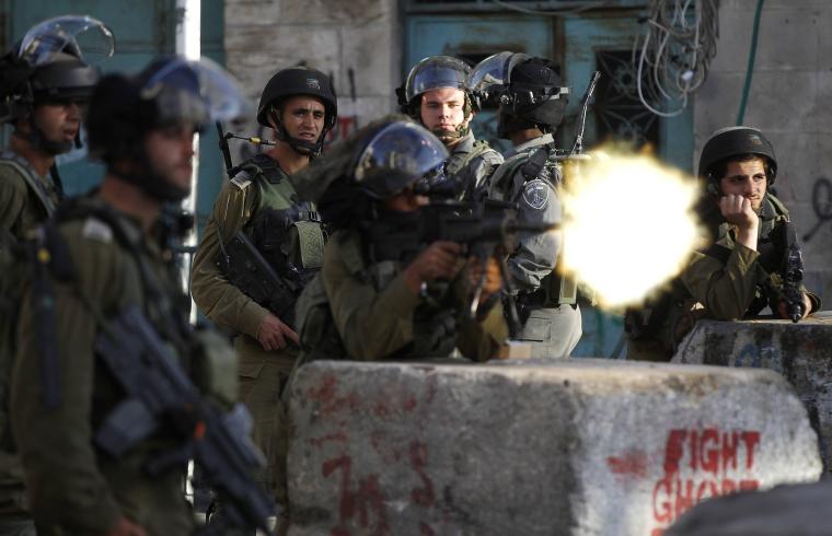 جنود الاحتلال يطلقون النار.