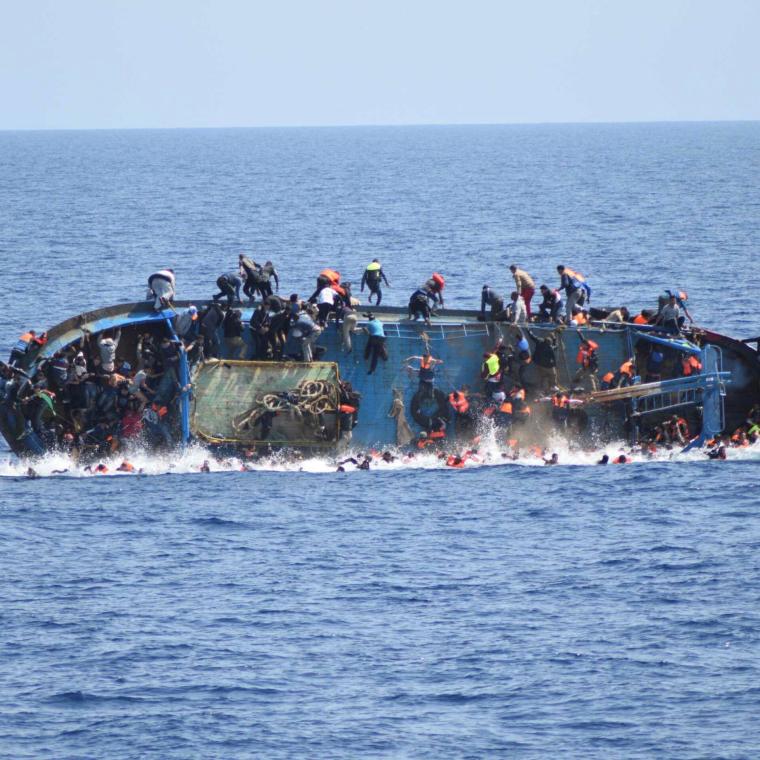 غرق مركب لبنان