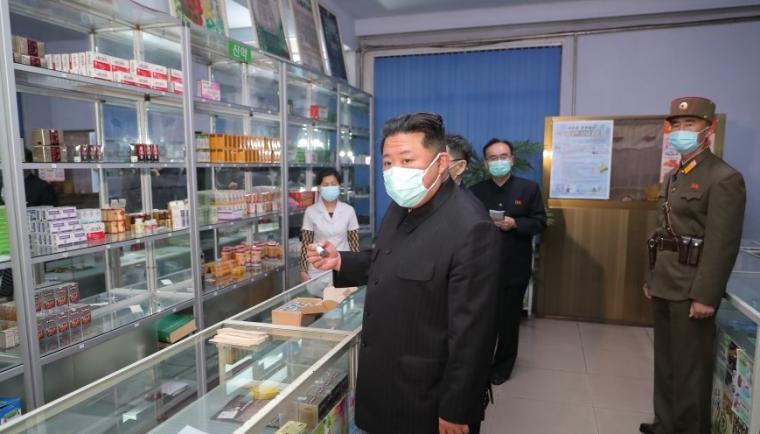 الزعيم الكوري يتفقد الأدوية.jpg