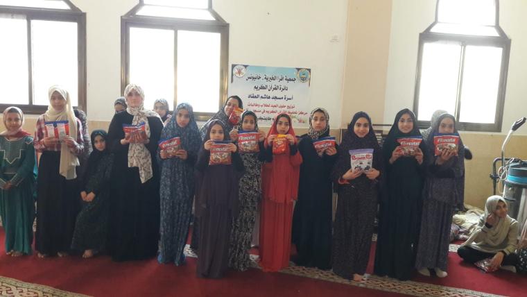توزيع حلويات العيد على مراكز تحفيظ القرآن هدية من الأمين العام للجهاد 