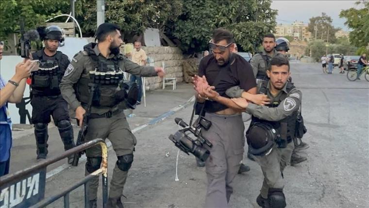 الاحتلال يعتقل مواطناً ويحتجز صحفيين اثنين في نابلس