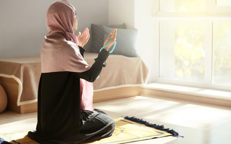 ما حكم صلاة المرأة في الأماكن العامة.. حكم تأجيل صلاة المرأة بسبب رحلة ترفيهية