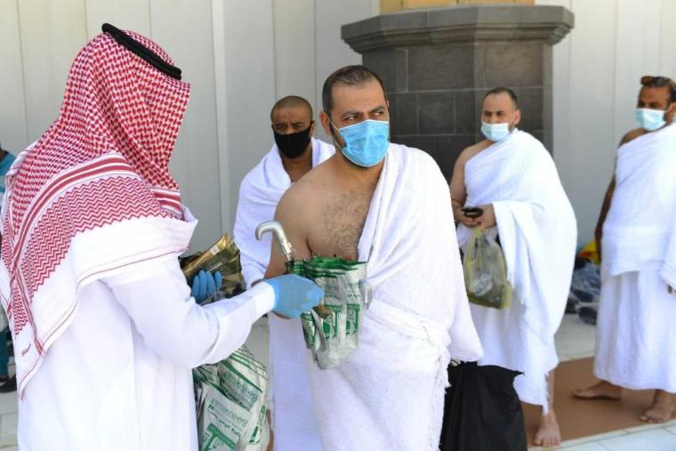 "السعودية" تخفف قيود كورونا مع بدء وصول الحجاج