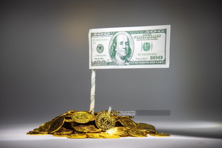 تعبيرية" الدولار والذهب"