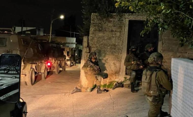 قوات الاحتلال تقتحم نابلس وتداهم منزل منفذي عملية "عيلي"