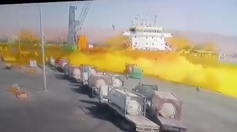 أحدث فيديو للحظة سقوط وانفجار صهريج الغاز السام في ميناء العقبة