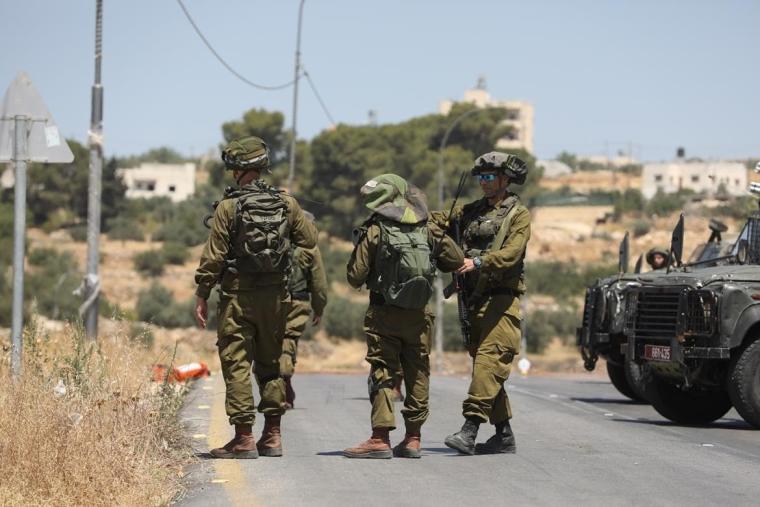 جيش الاحتلال يفصل ضابط و3جنود