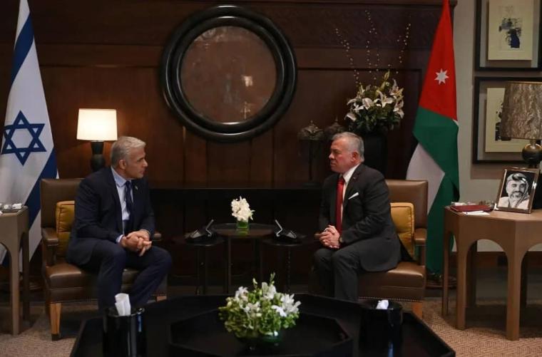 العاهل الأردني يلتقي برئيس وزراء الاحتلال في عمان