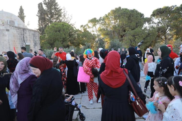 فلسطينيون يحتفلون بأول أيام عيد الأضحى في باحات الأقصى