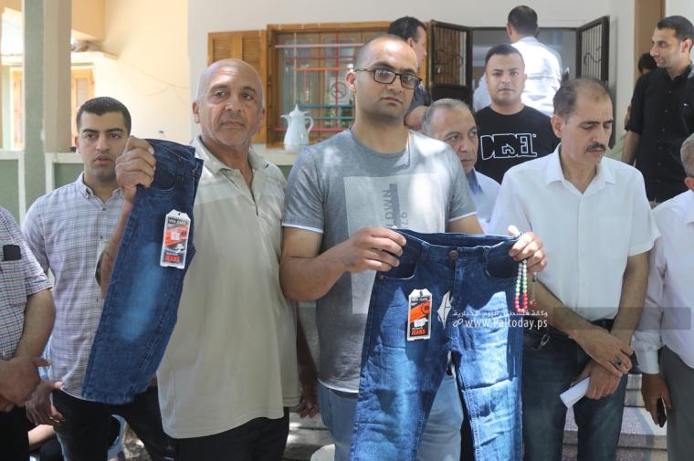 جمعية تجار الملابس في غزة تنظم وقفة احتجاجية رفضاً لقرار وزارة الاقتصاد فرض رسوم إضافية على الملابس المستوردة  (6).JPG