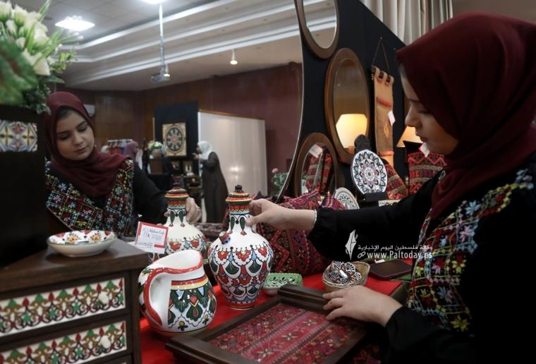 ازارٌ يعرض منتجات حرفية يدوية من صنع مجموعة من ذوي الإعاقة السمعية في جمعية أطفالنا للصم في قطاع غزة (11).JPG