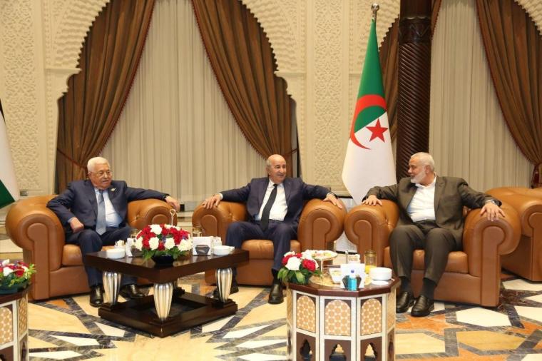الرئيس الجزائري يجمع عباس وهنية بعد فتور لسنوات