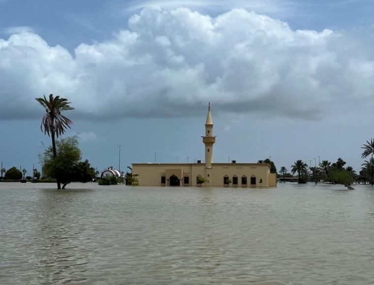 الامارات تغرق.
