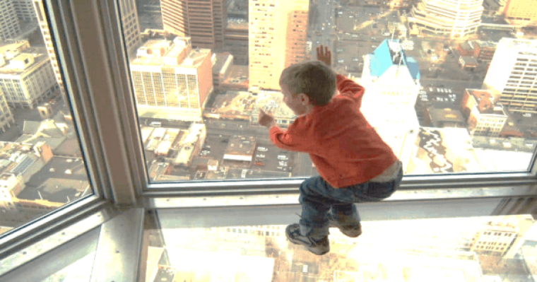 مشهد مروع لحظة سقوط طفل من شرفة مبنى فوق أحد المارة