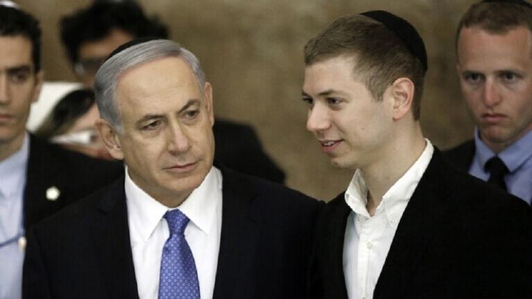رئيس وزراء الاحتلال الإسرائيلي الأسبق بنيامين نتنياهو ونجله يائير