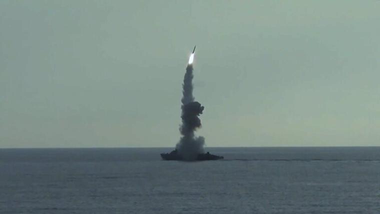 "الدفاع الروسية" تعلن  تدمير سفينة حربية أوكرانية ومخزن صواريخ أمريكية