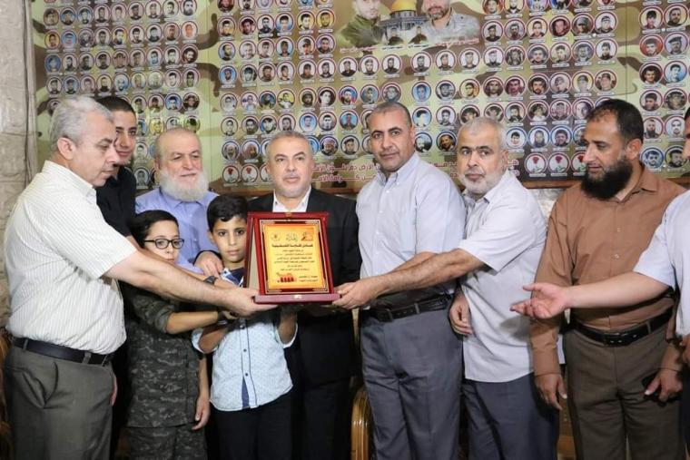 فصائل المقاومة الفلسطيني تنفذ سلسلة زيارات لعوائل الشهداء القادة من حركتي حماس والجهاد الاسلامي.jfif