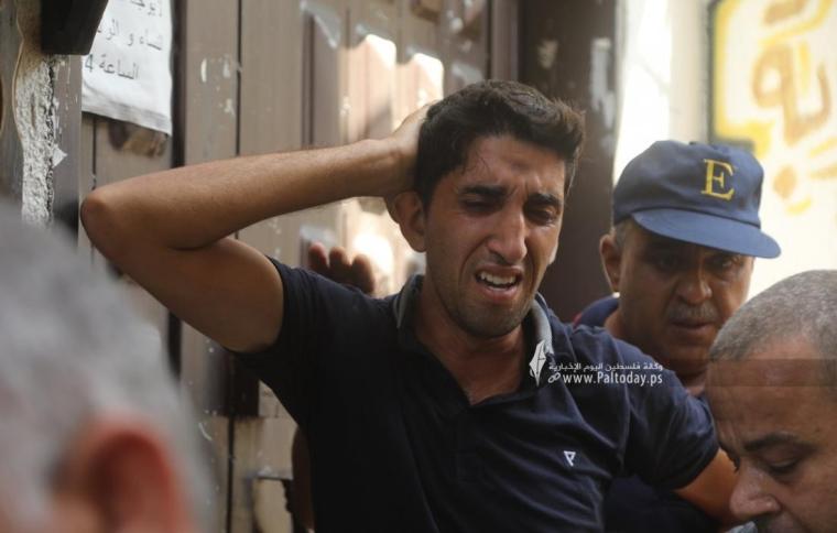 شاب من غزة يودع ابنته الشهيدة بصرخات تُدمي القلوب