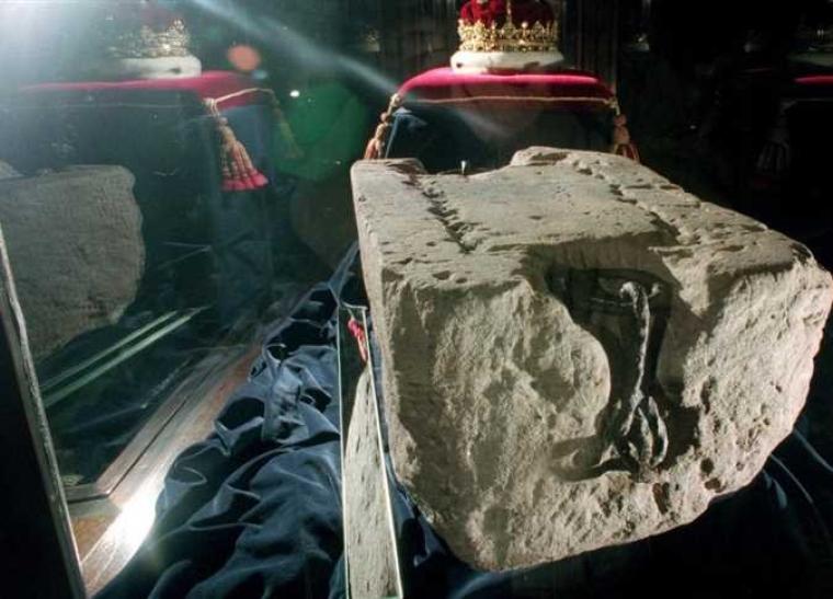 ما قصة حجر القدر في احتفال الأمير تشارلز الثالث