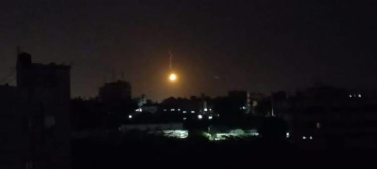 قوات الاحتلال تطلق قنابل إنارة شرق غزة