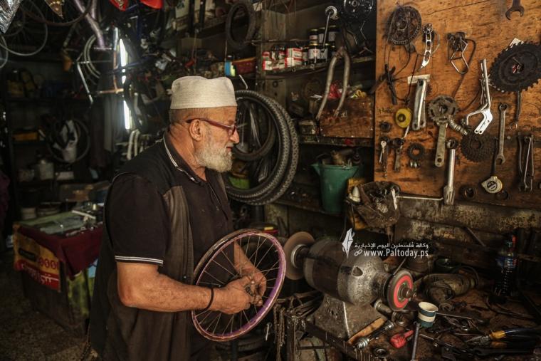 محمود كحيل أقدم مصلح الدراجات الهوائية في قطاع غزة (19).JPG
