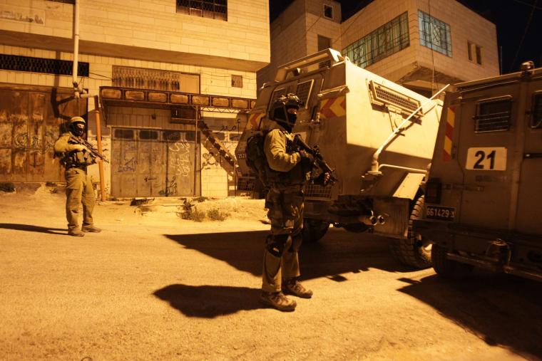الاحتلال يعتدي على المواطنين العالقين شمال شرق القدس