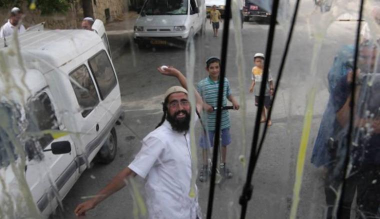 مستوطنون يهاجمون مركبات المواطنين شمال الخليل