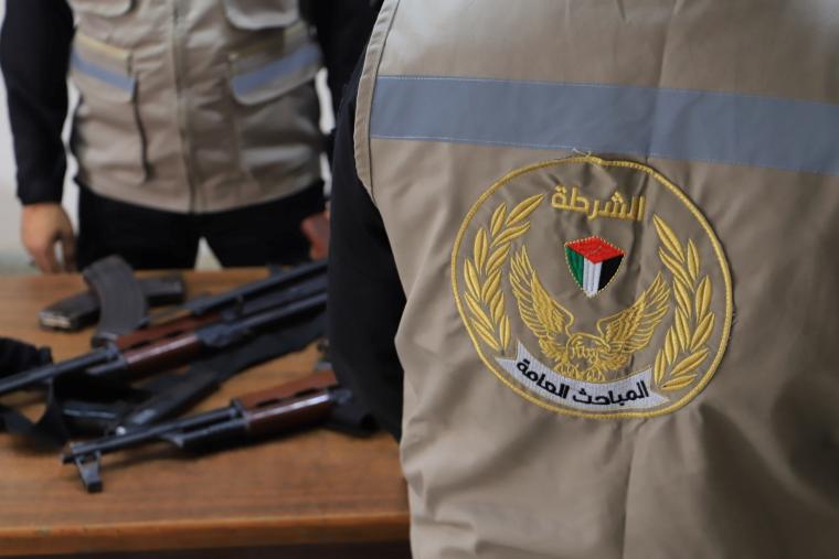 غزة: المباحث تُوقف مُطلقاً للنـار خلال شجار عائلي وتُصادر السلاح