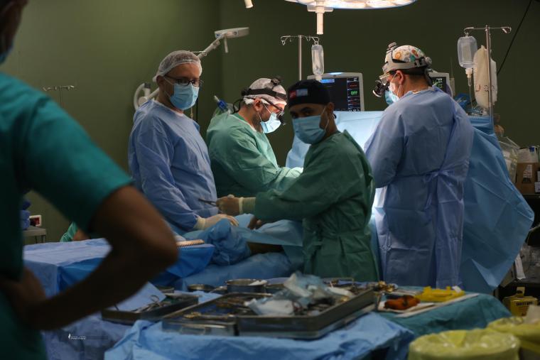 وفد طبي يجري عمليات جراحية في غزة (7).jpg