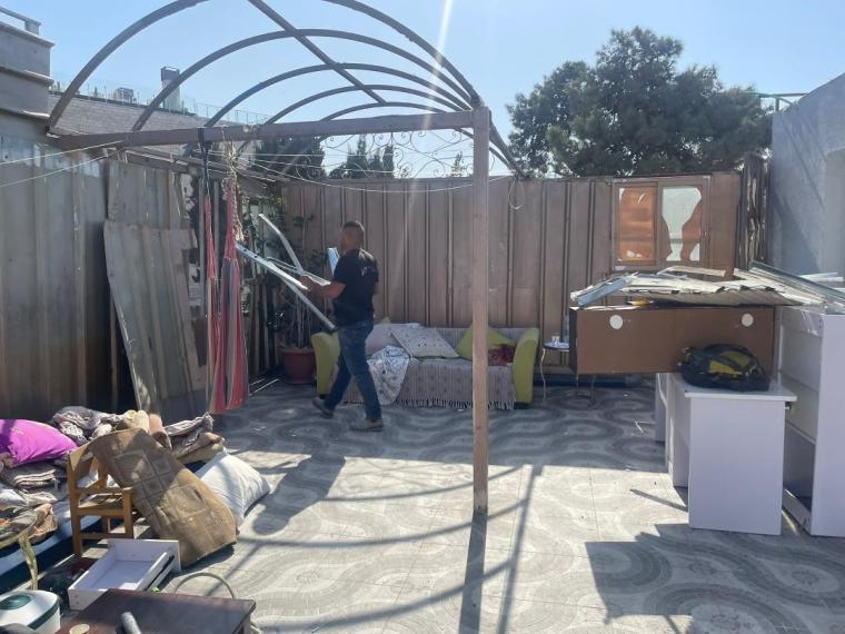 الاحتلال يجبر مقدسياً على هدم جزء من منزله